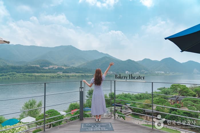 베이커리 씨어터