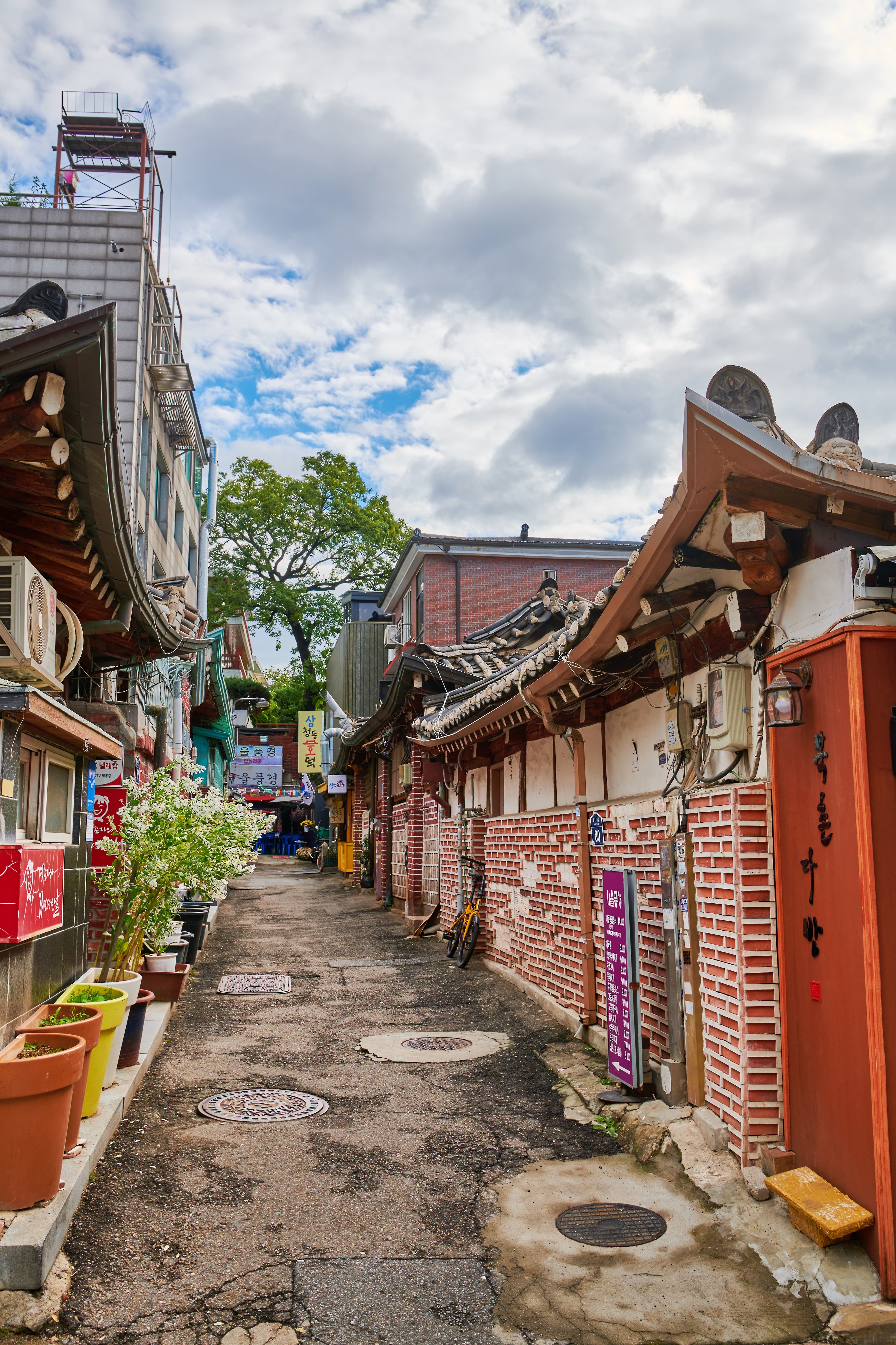 Bukchon Hanok Village Gamgodang Street (북촌한옥마을 감고당길)