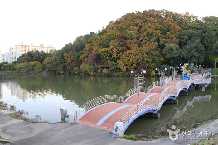 Gongjicheon Stream (Gold Scales Theme Street) (공지천(황금비늘테마거리))