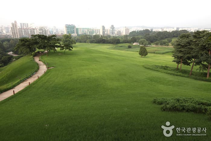 Seoul Mongchontoseong Earthen Fortification (서울 몽촌토성)