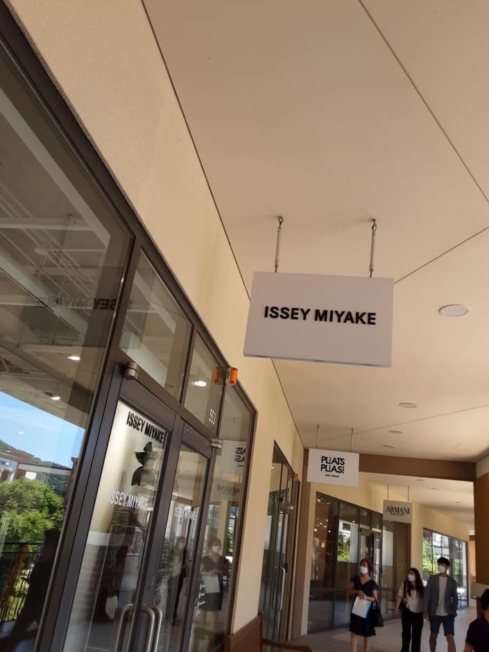Issey Miyake - Shinsegae Paju Branch [Tax Refund Shop] (이세이미야케 신세계 파주점)