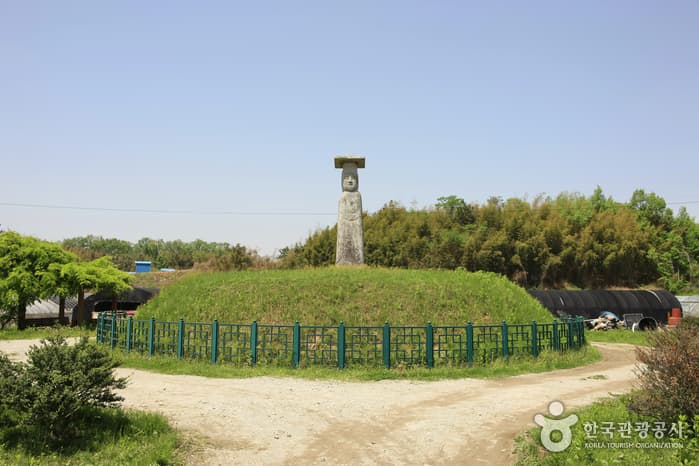 Iksan Godori Standing Stone Buddha (익산 고도리 석조여래입상)