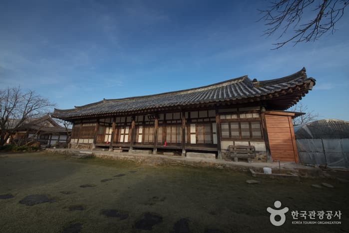 Gotaekhanok (고택 한옥에서)