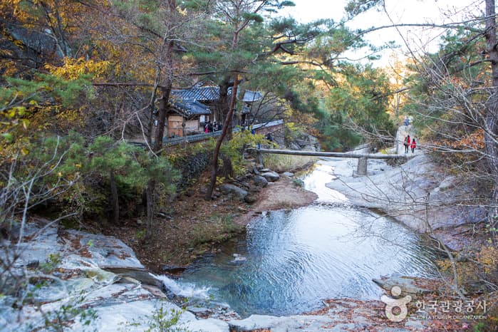 Manhyujeong Pavilion (만휴정)
