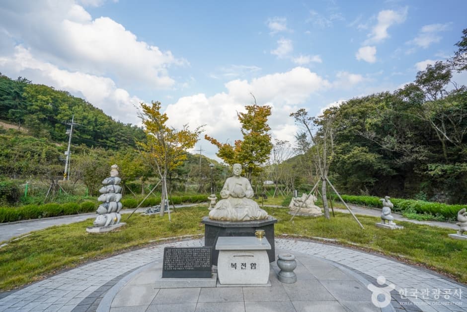 Dolhalame Wishing Stone (Yeongcheon) (돌할매(영천))