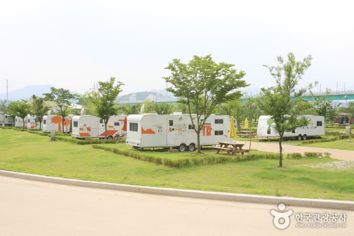 강변 따라 즐기는 오붓한 가족캠핑