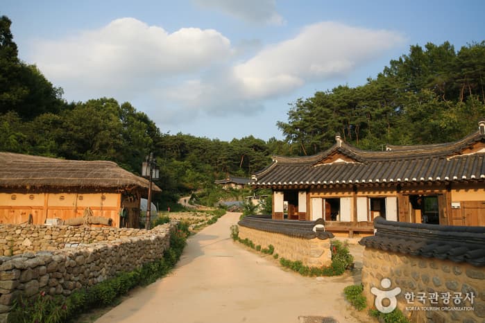 2천년의 역사를 간직한 오래된 옛길을 걷다