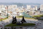 도시, 섬, 항구가 어우러진 바다의 야경