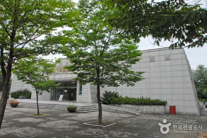 Yanggu Prehistory Museum (양구선사박물관)
