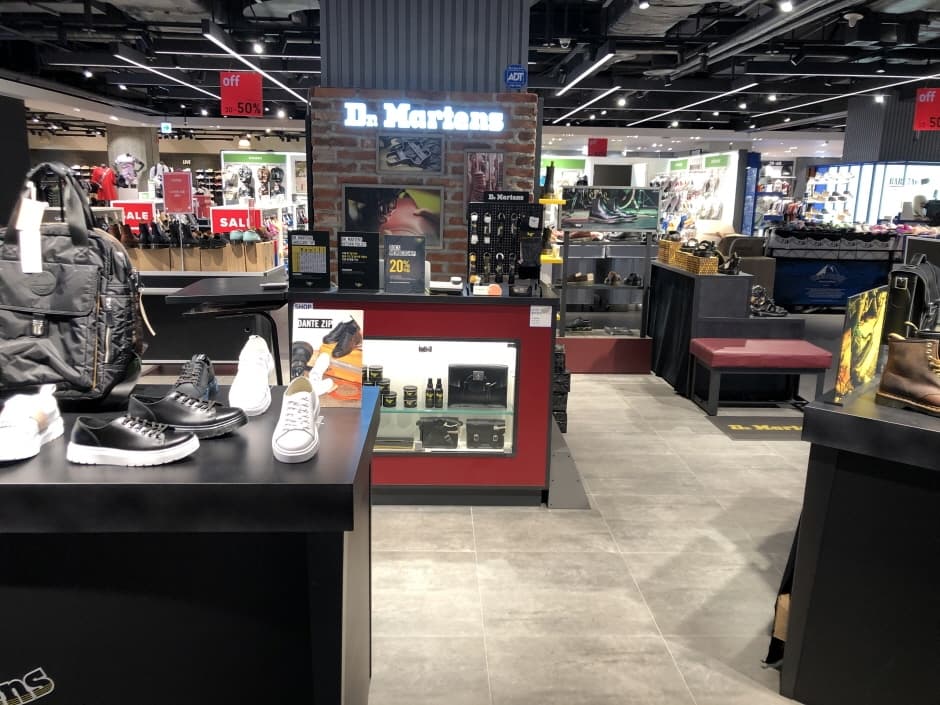 Dr. Martens - Hyundai Garden5 Branch [Tax Refund Shop] (닥터마틴 가든파이브점)