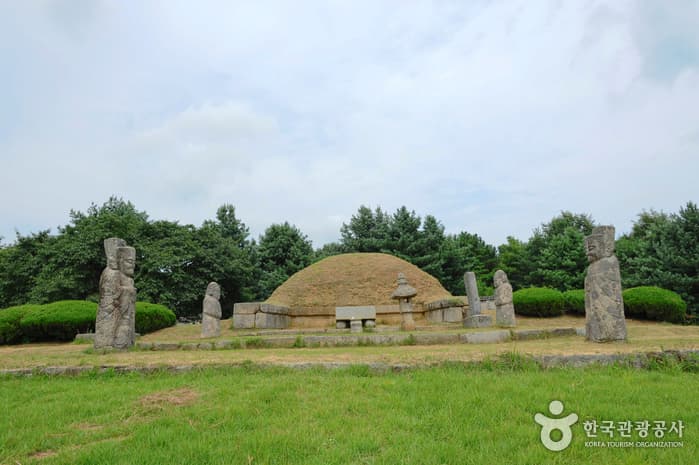 Tomb of Hwang Hui (황희정승묘)