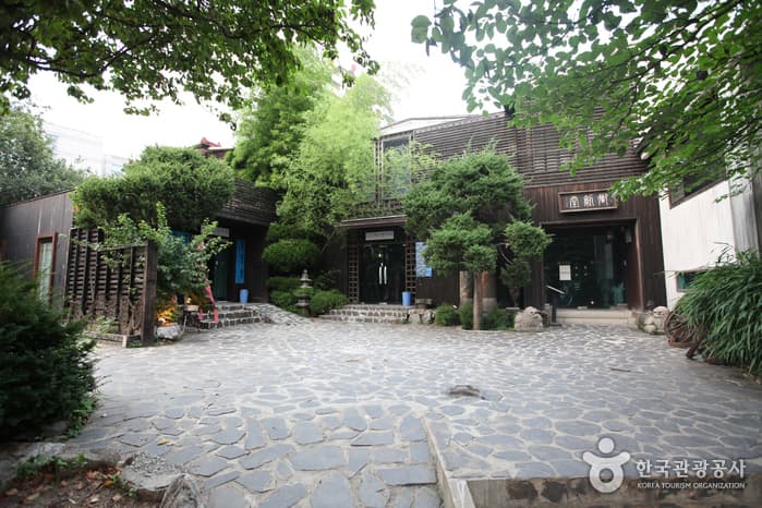 Kyung-In Museum of Fine Art (경인미술관)