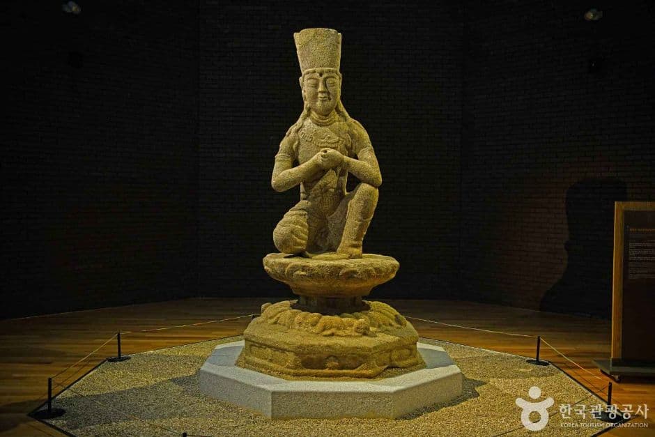 석조보살좌상