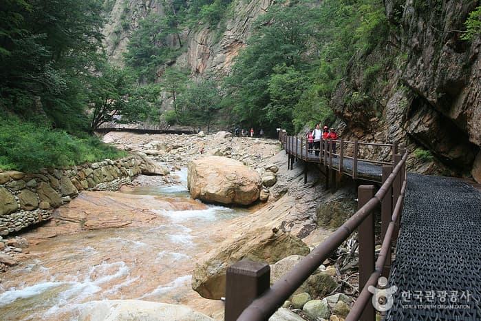 Seoraksan Osaek Jujeongol Valley (설악산 오색주전골)