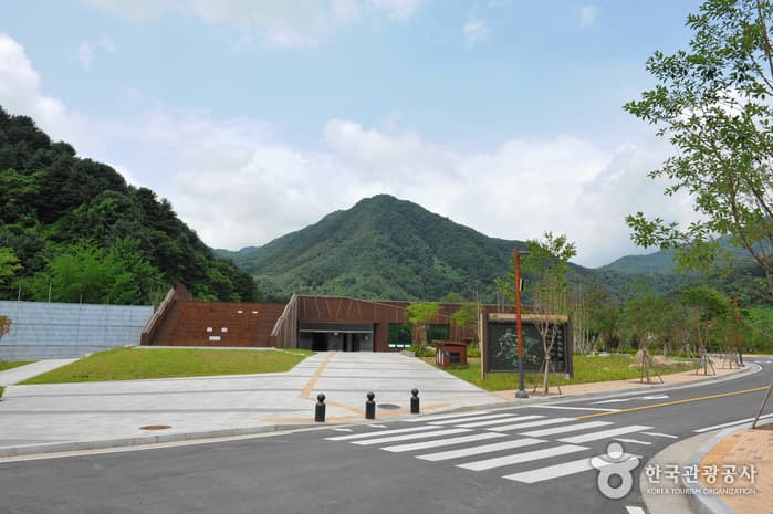 Yeoninsan Provincial Park (연인산도립공원)