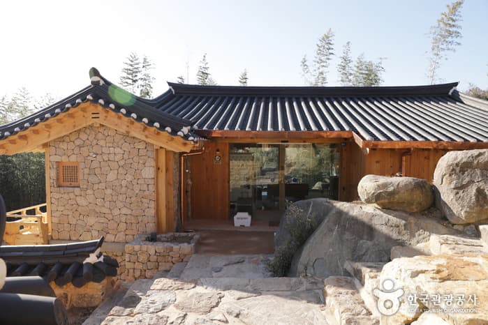 House of Choi Champan (최참판댁 한옥숙박시설)