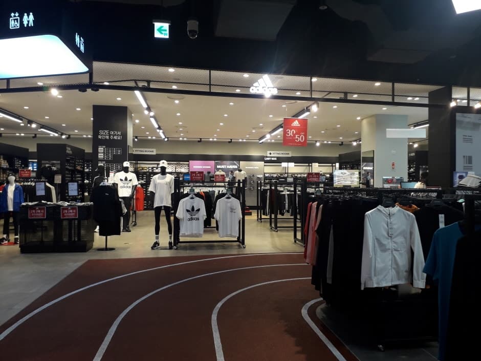 Adidas - Lotte Mall Gunsan Branch [Tax Refund Shop] (아디다스 롯데몰군산)