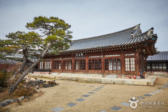 학인당