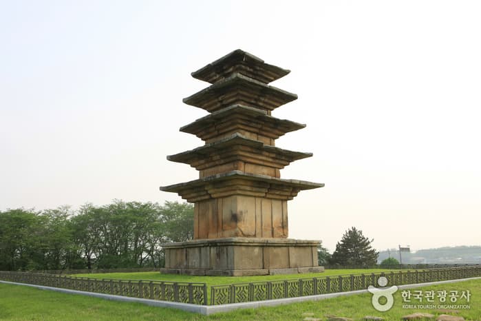 Wanggung Five-story Stone Pagoda (익산 왕궁리 오층석탑)