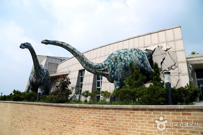 Tracksite of Dinosaurs, Pterosaurs, and Birds in Uhang-ri (우항리 공룡화석자연사유적지)