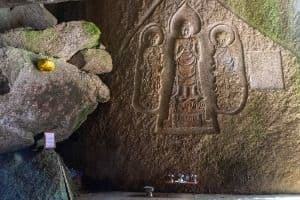거창 가섭암지 마애여래삼존입상