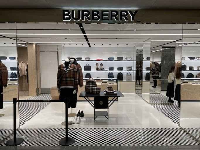 BURBERRY Men - Lotte Department Store Main Branch [Tax Refund Shop] (버버리맨즈 롯데백화점 본점)