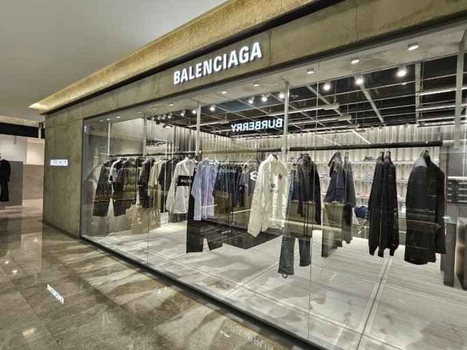 Balenciaga - Hyundai Department Store Trade Center Branch [Tax Refund Shop] (발렌시아가 남성 현대백화점 무역센터점)