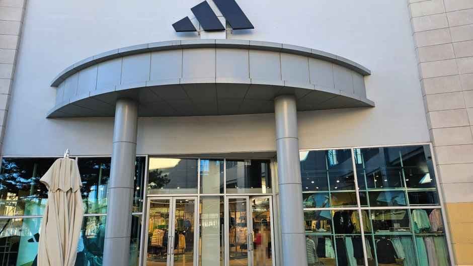 Adidas - Lotte Premium Outlets Gimhae Branch [Tax Refund Shop] (아디다스 롯데프리미엄아울렛 김해점)