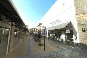 Descente Golf - Shinsegae Simon Premium Outlet Busan Branch [Tax Refund Shop] (데상트골프 신세계사이먼프리미엄아울렛 부산점)