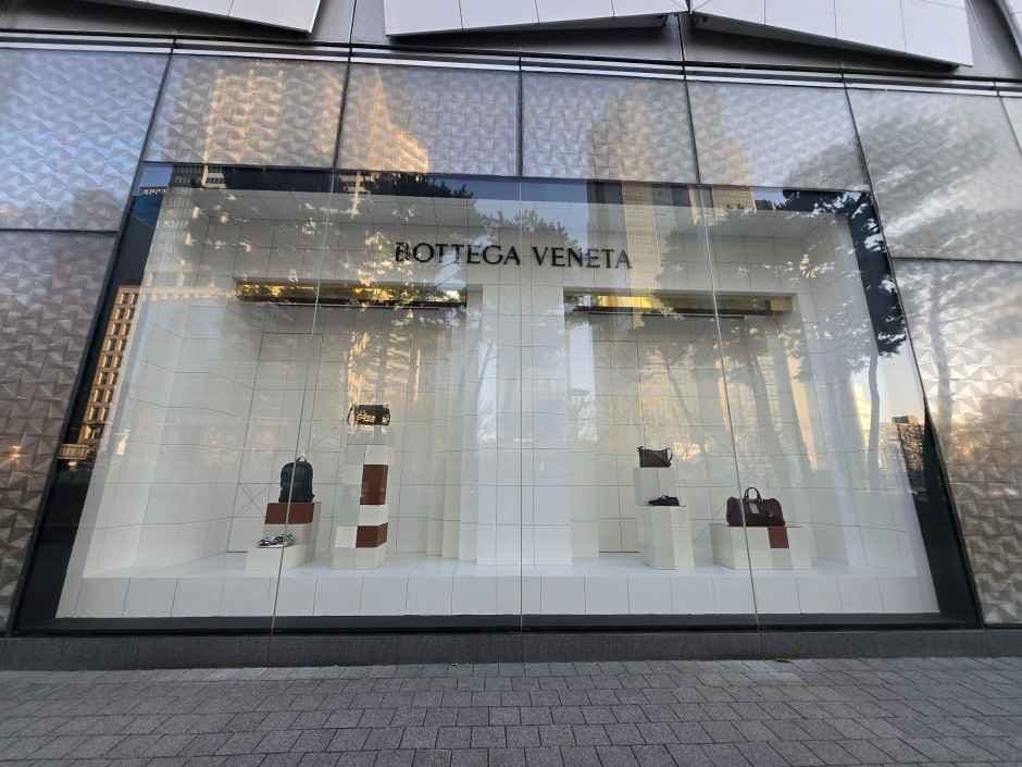 Bottega Veneta - LOTTE Department Store Jamsil Avenuel Branch [Tax Refund Shop](보테가베네타 롯데백화점 잠실 에비뉴엘점)
