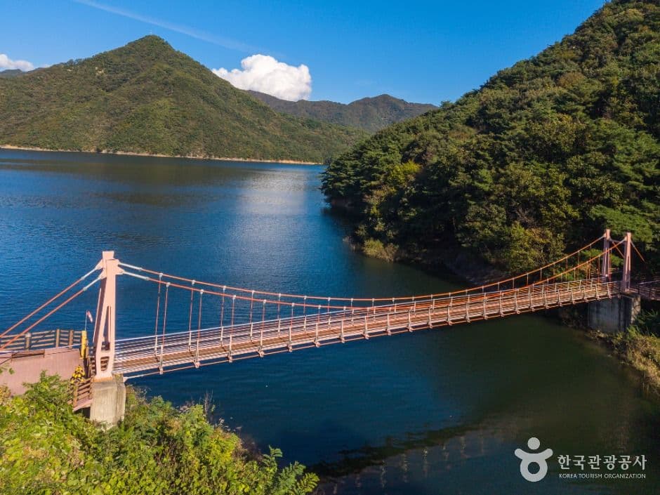 Chungjuho Jongdaengi Trail Suspension Bridge (충주호 종댕이길 출렁다리)