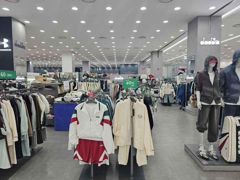 Diadora - MODA Outlet Incheon Branch [Tax Refund Shop](디아도라 모다아울렛 인천점)