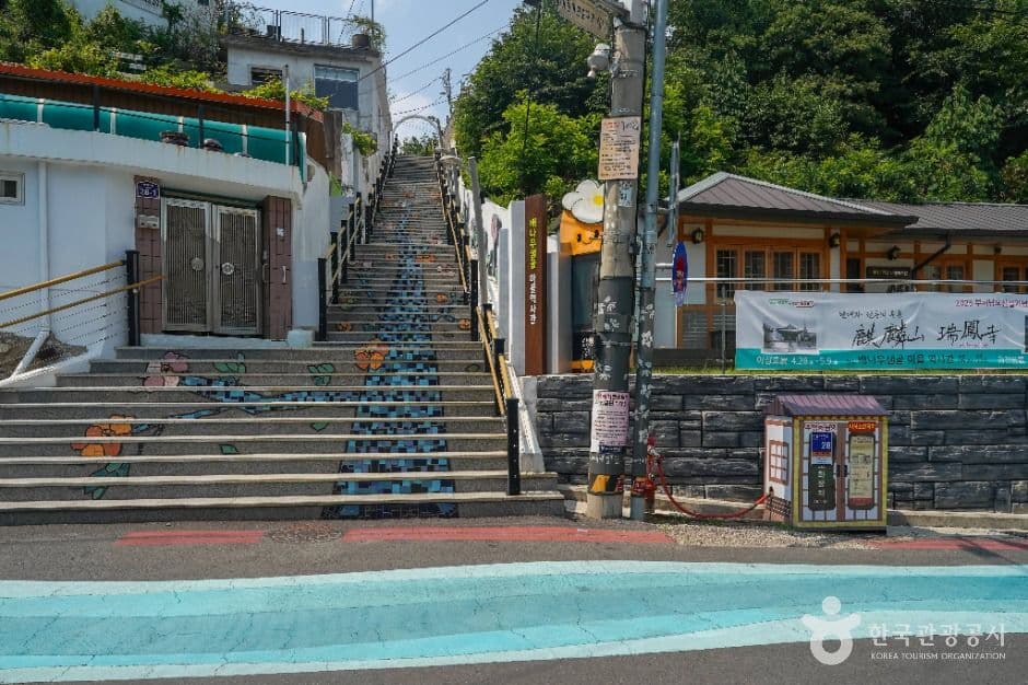이천동 99계단 벽화마을