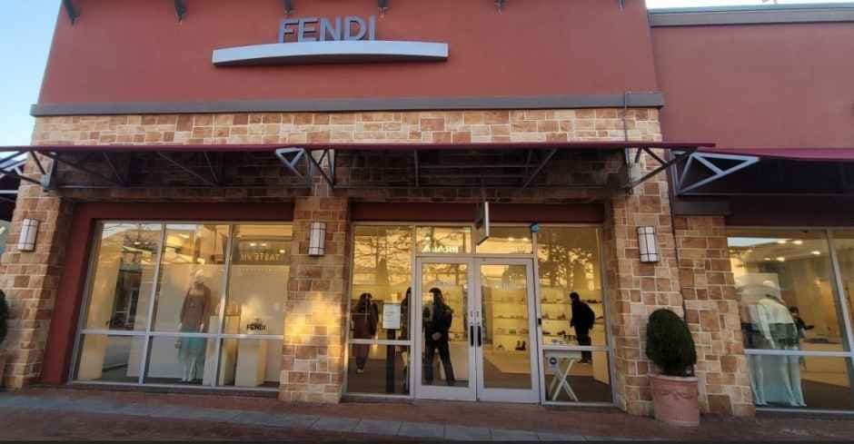 Fendi - Shinsegae Simon Premium Outlets Yeoju Branch [Tax Refund Shop] (펜디 신세계사이먼프리미엄아울렛 여주점)