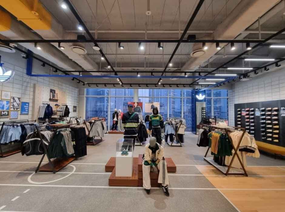 Adidas - LOTTE Department Store Dongtan Branch [Tax Refund Shop] (아디다스 퍼포먼스 롯데백화점 동탄점)