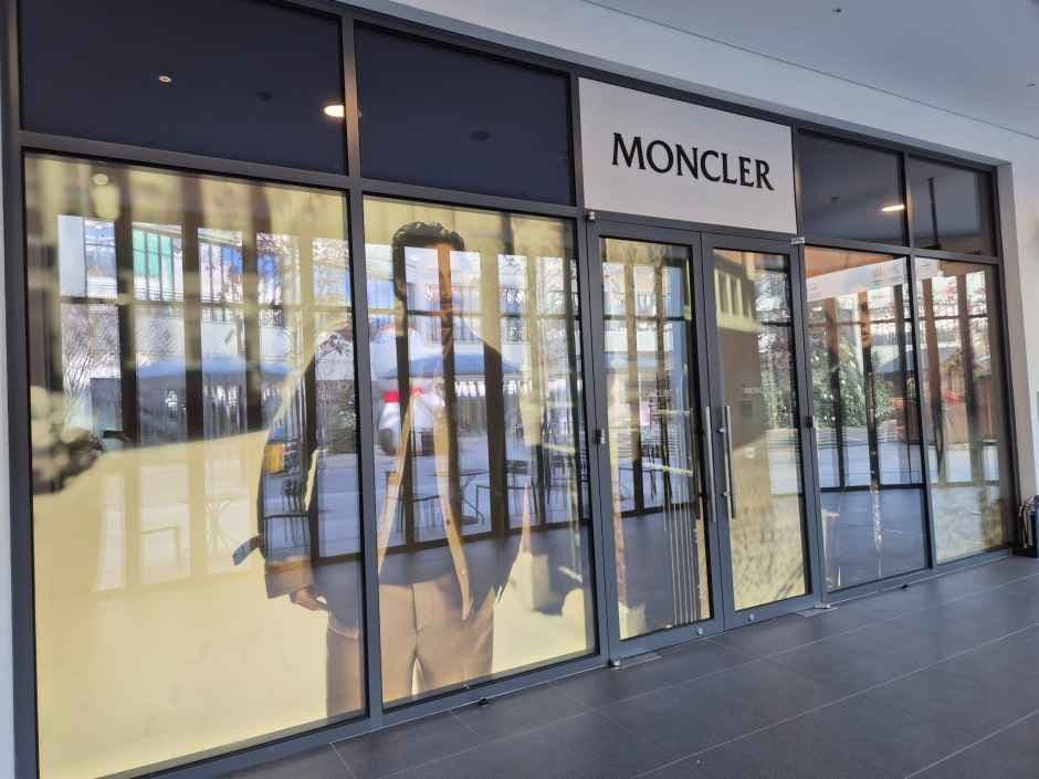 Moncler - Hyundai Premium Outlets Daejeon Branch [Tax Refund Shop] (몽클레르 현대프리미엄아울렛 대전점)